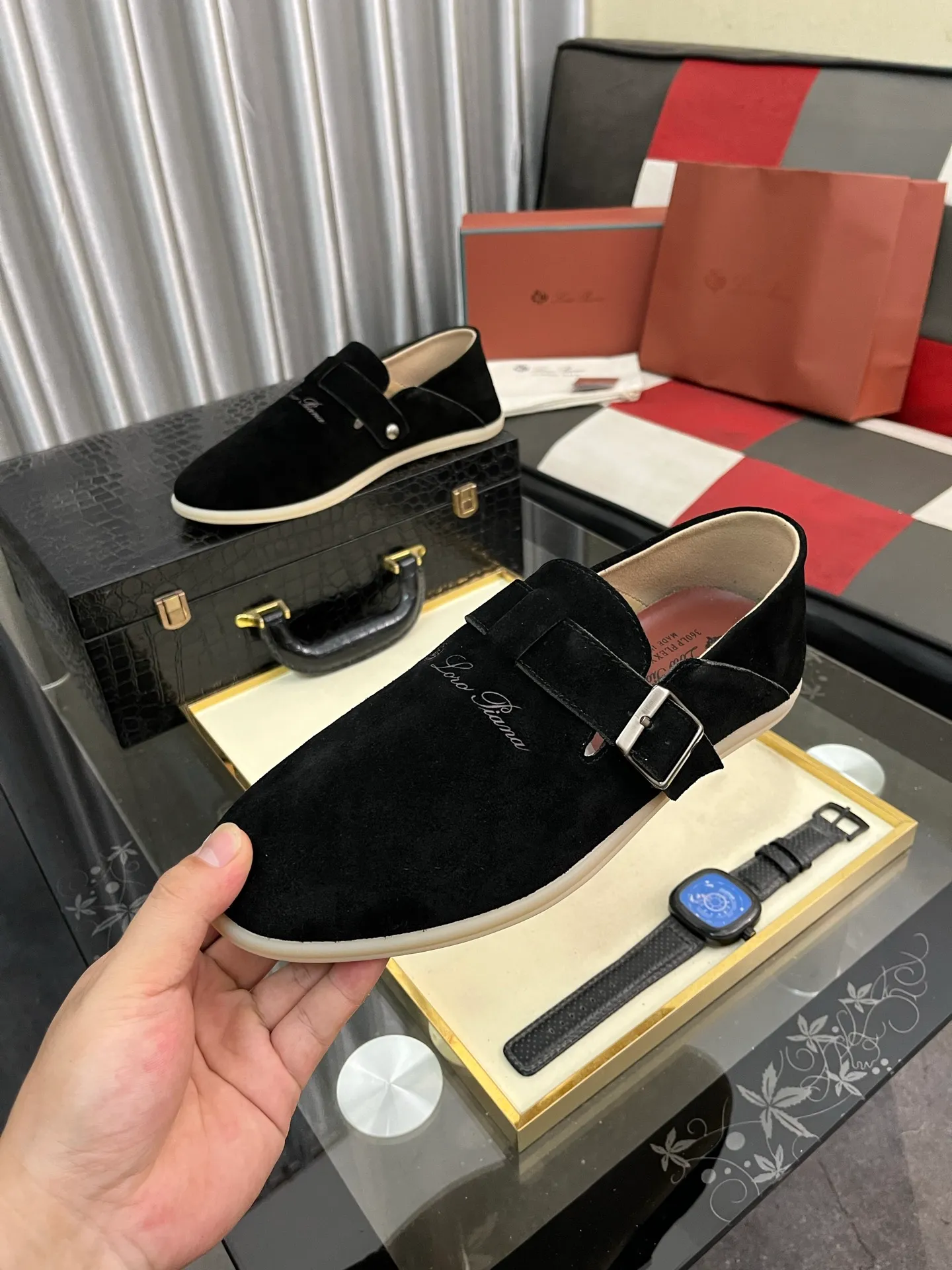 Men's men's shoes 💰458⌚️⌚️ Loro Piana's classic hot model lp top version of Pili casual shoes. It turns out that these are the casual shoes that are said to be able to walk 20,000 steps without getting tired. This pair has both good looks and feel. You will be completely lost as soon as you put it on. The minimalist design is eye-catching and durable, and it is a bonus for dressing. The soft feeling on the feet has outstanding texture, and it is very nice without abrasion on the feet. The soft and waxy soles make it easy to wear for daily use for a long time. Who can resist a pair of versatile and good-looking loafers? Don't be too elegant at all, the feel and texture of the feet are good, the key is to make the legs look longer and not tire the feet, the main thing is that it is just right!        Material: Original cowhide Lining: Original sheepskin Outsole: Original sole Size: 38-44